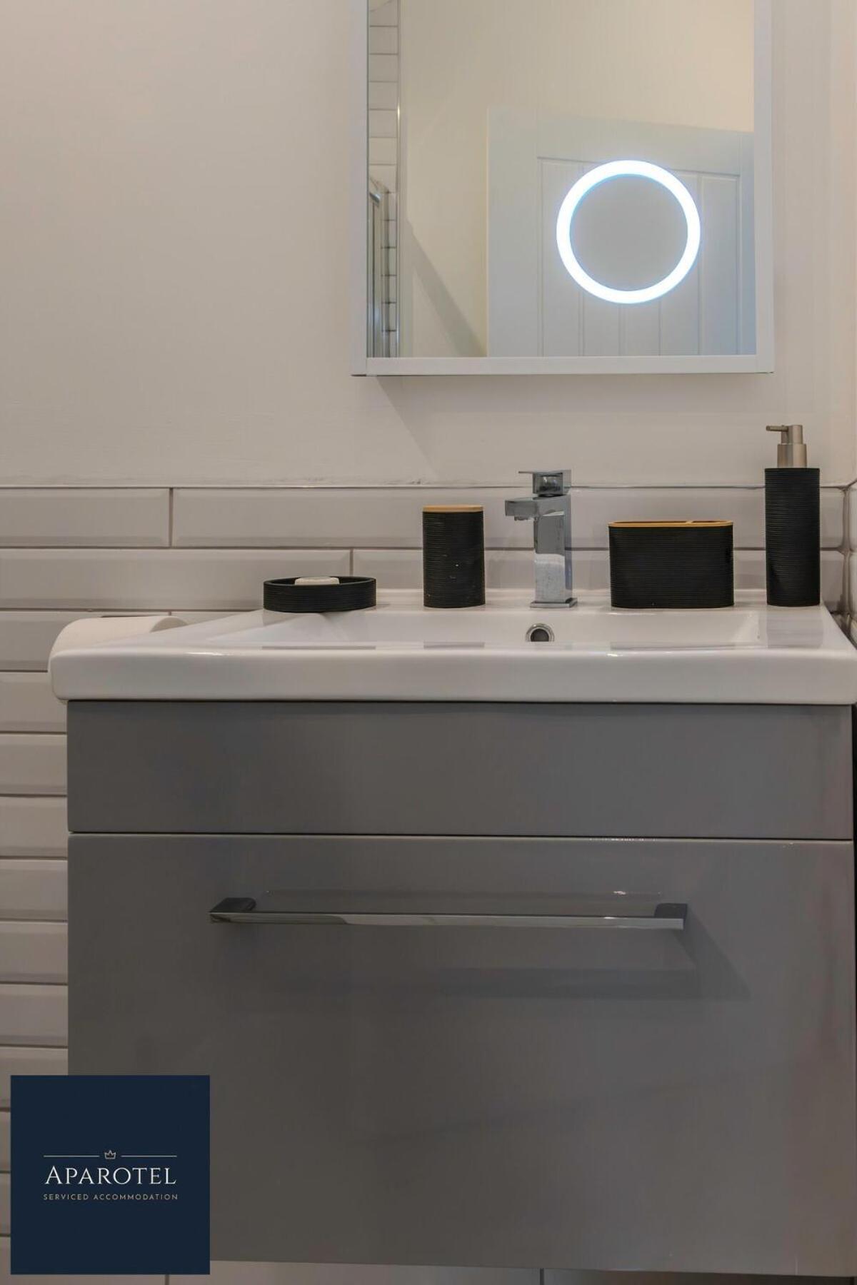 Aparotel Serviced Apartments - Stonehenge, Amesbury Town Centre Habitación foto